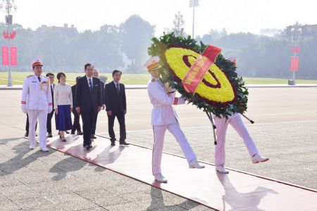 Đoàn đại biểu Đảng Cộng sản Nhật Bản vào Lăng viếng Chủ tịch Hồ Chí Minh