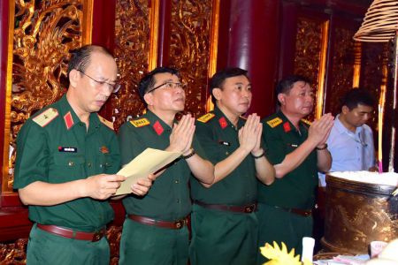Đoàn cán bộ Bộ Tư lệnh Bảo vệ Lăng Chủ tịch Hồ Chí Minh dâng hương tưởng nhớ các Vua Hùng