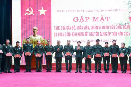 Công đoàn Bộ Tư lệnh Bảo vệ Lăng Chủ tịch Hồ Chí Minh trao quà Tết  cho cán bộ, nhân viên, chiến sĩ, đoàn viên công đoàn