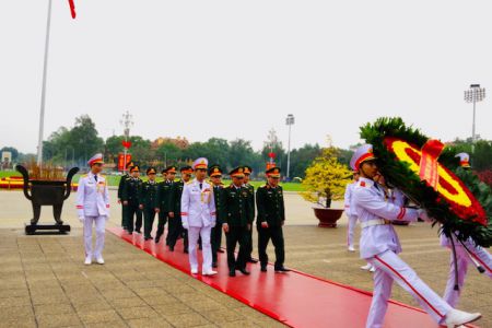 Đoàn cán bộ Tổng cục Chính trị Quân đội nhân dân Việt Nam vào Lăng viếng Chủ tịch Hồ Chí Minh và tới thăm, chúc tết Bộ Tư lệnh Bảo vệ Lăng