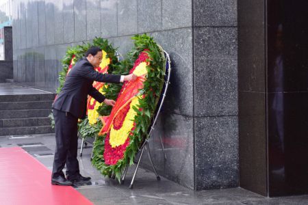 Thủ tướng Cộng hòa Dân chủ Nhân dân Lào Sonexay Siphandone vào Lăng viếng Chủ tịch Hồ Chí Minh