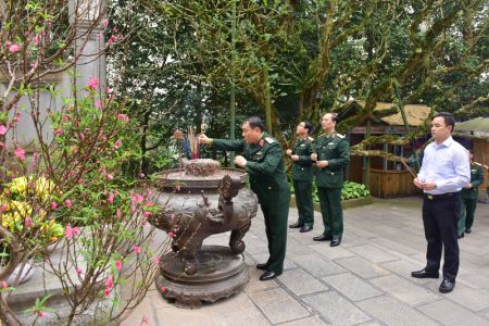 Bộ Tư lệnh Bảo vệ Lăng Chủ tịch Hồ Chí Minh dâng hương tưởng nhớ các Vua Hùng